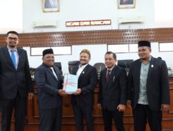 Pj Bupati Aceh Besar Sampaikan Pengantar Nota Keuangan dan Qanun kepada DPRK