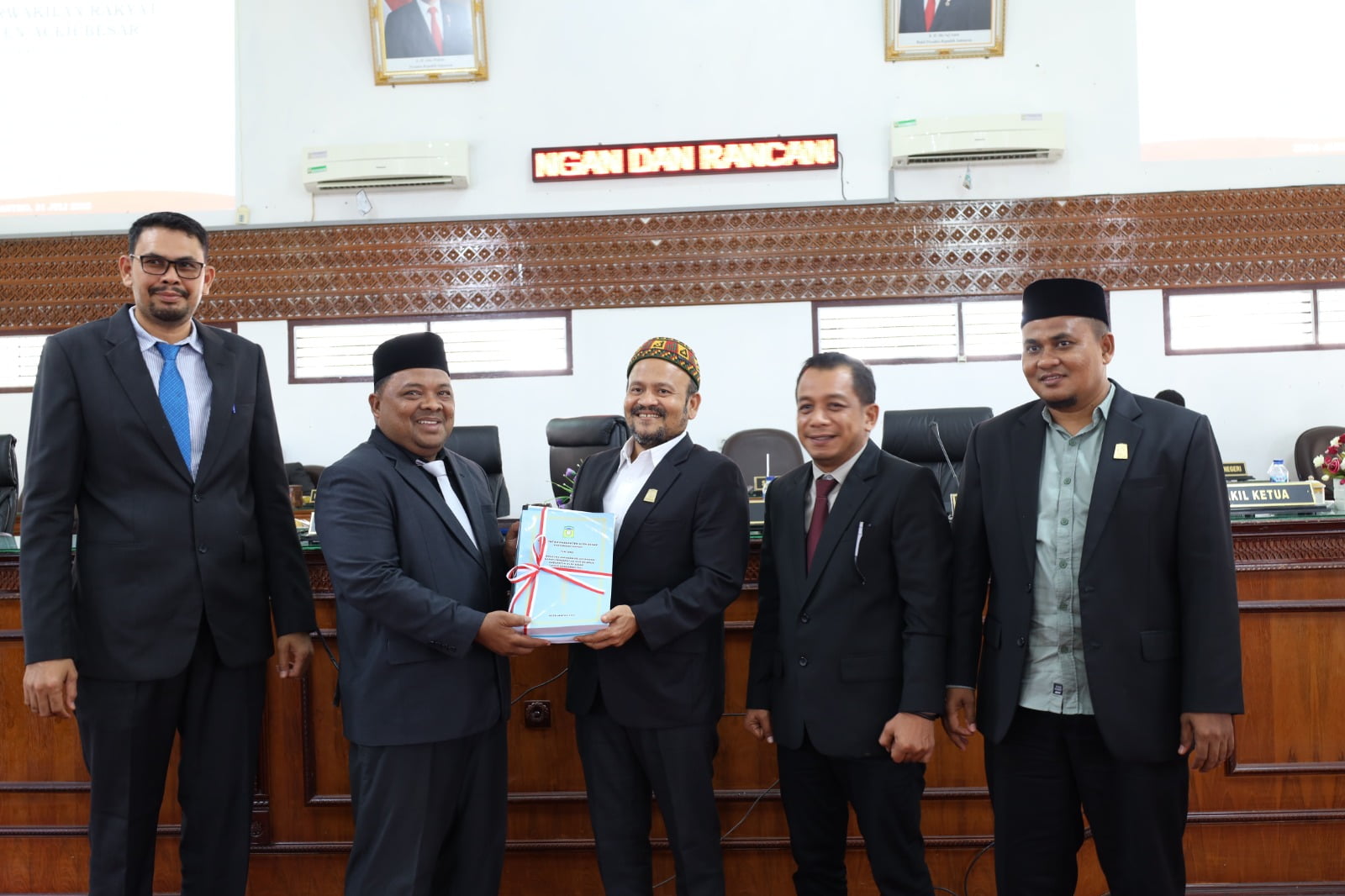 Pj Bupati Aceh Besar Sampaikan Pengantar Nota Keuangan dan Qanun kepada DPRK