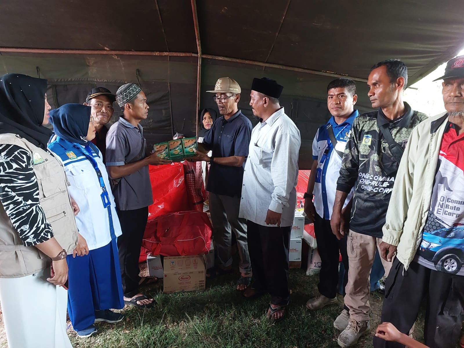 Gerak Cepat, Dinsos Aceh Besar Salurkan Bantuan Masa Panik untuk Korban Kebakaran di Cot Raya Kuta Baro