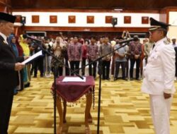 Gubernur Lantik Pj Bupati Aceh Singkil dan Serahkan SK Perpanjangan Masa Jabatan Pj Bupati Simeulue