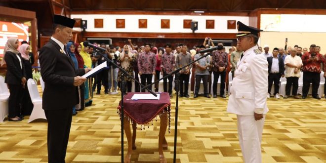 Gubernur Lantik Pj Bupati Aceh Singkil dan Serahkan SK Perpanjangan Masa Jabatan Pj Bupati Simeulue