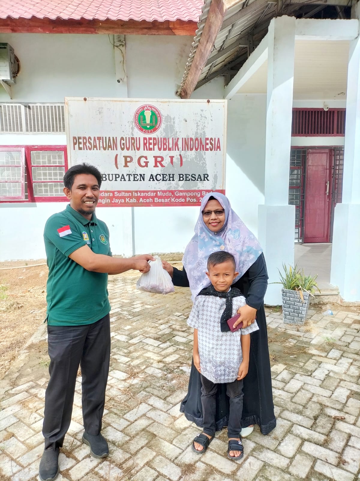 PGRI Aceh Besar Kembali Salurkan 400 Paket Daging Kurban