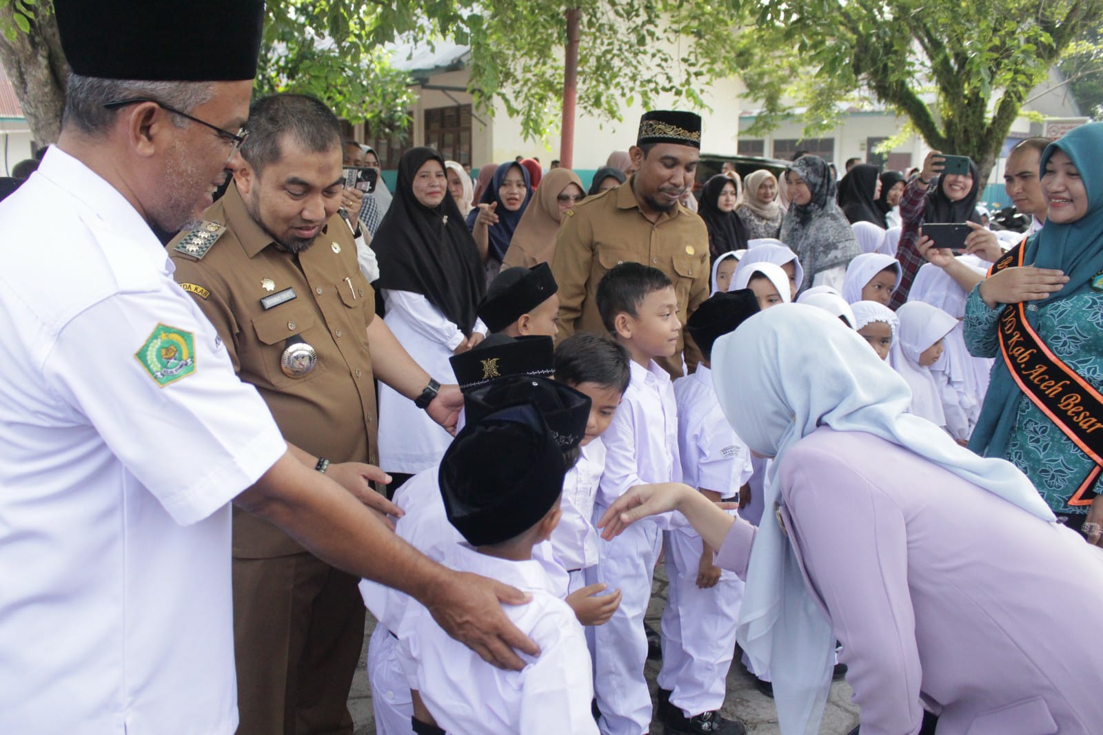 Pj Bupati dan Bunda PAUD Aceh Besar Dampingi Bunda PAUD Aceh Pantau Hari Pertama Masuk Sekolah