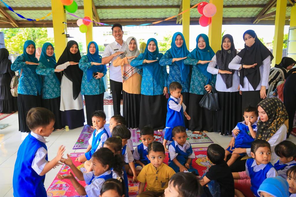 Wardiati Pantau Aksi Timbang Serentak dan Simulasi Pola Asuh Anak di Posyandu