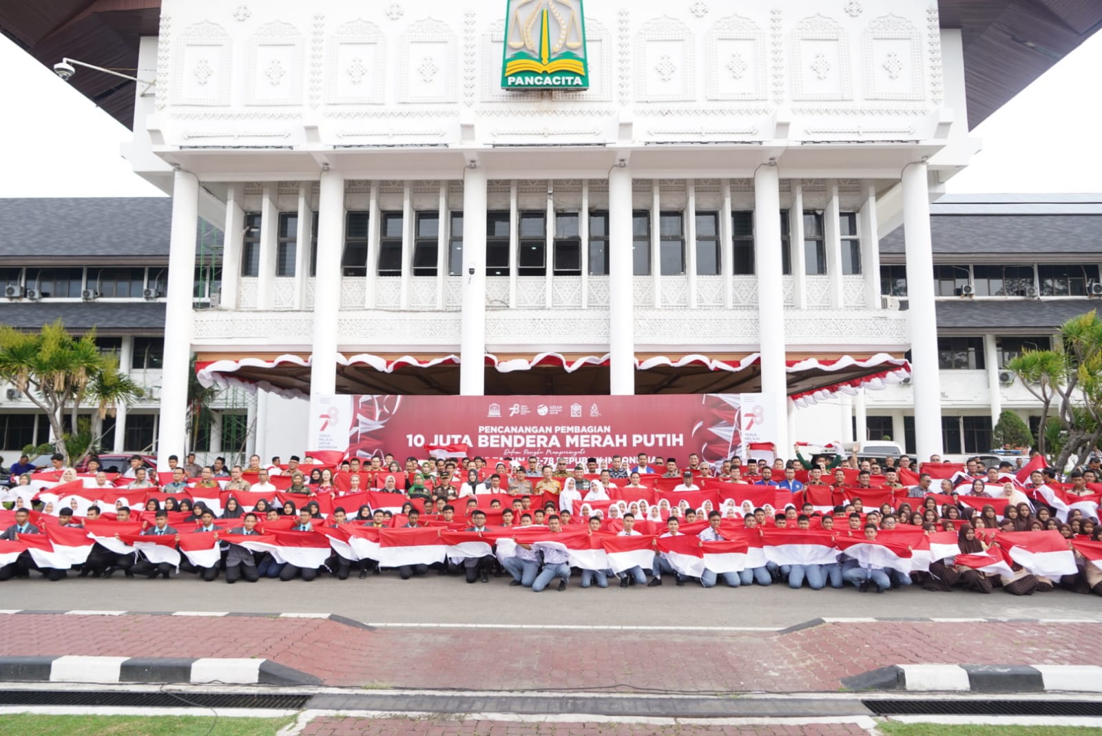 Asisten Teritotial Kasdam Iskandar Muda Kolonel Inf Deni Gunawan, S.E., mewakili Pangdam IM menghadiri acara launching Pencanangan Pembangunan 10 Juta Bendera Merah Putih dalam rangka memperingati Hari Ulang Tahun Ke-78 Kemerdekaan Republik Indonesia.