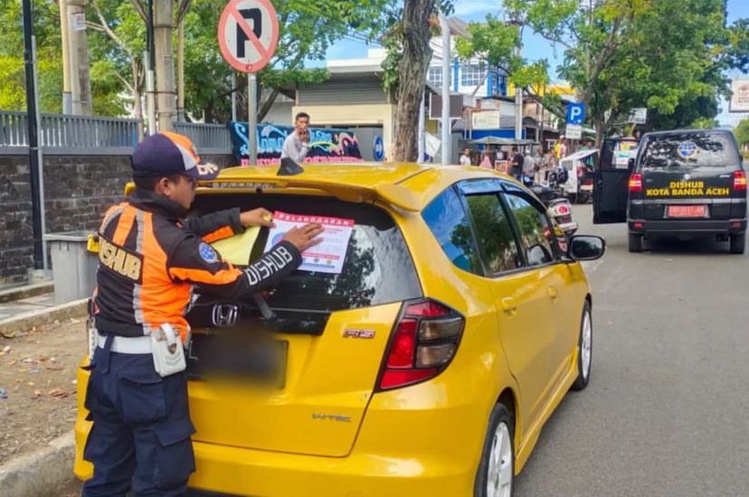 Dishub Banda Aceh Lakukan Pengawasan Kendaraan yang Parkir Sembarangan