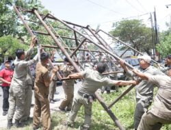 Satpol PP Aceh Besar Bongkar Papan Reklame dan Spanduk tak Miliki Izin di Bundaran Lambaro