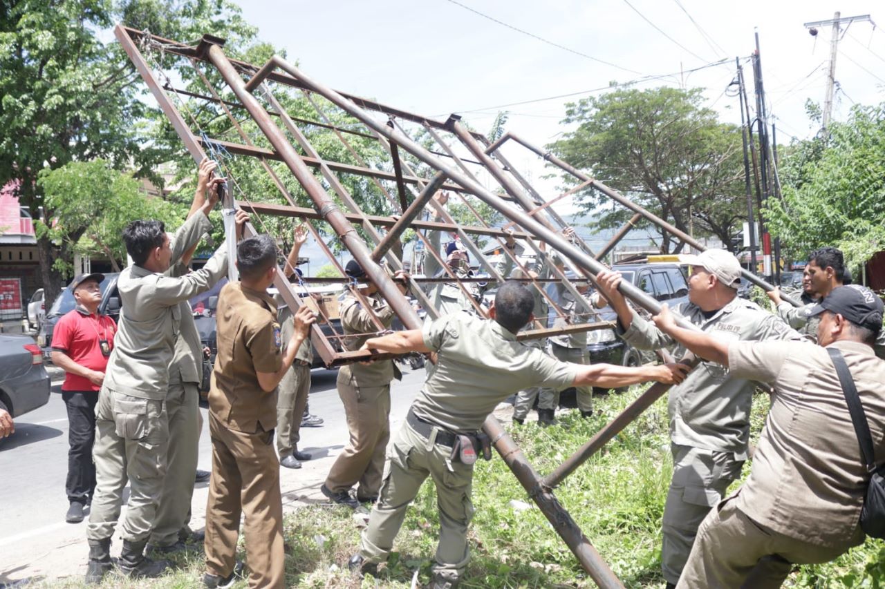 Satpol PP Aceh Besar Bongkar Papan Reklame dan Spanduk tak Miliki Izin di Bundaran Lambaro