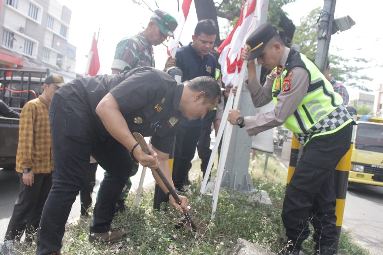 Dukung 10 Juta Bendera, Forkopimcam Darul Imarah Pasang 500 Bendera Merah Putih