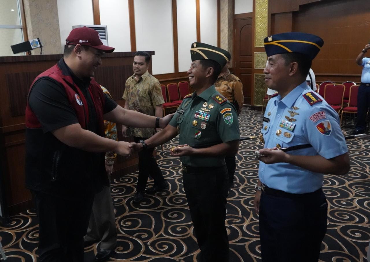 Panglima Komando Daerah Militer Iskandar Muda (Pangdam IM) Mayjen TNI Novi Helmy Prasetya, S.I.P., M.I.P., menghadiri Penyambutan kedatangan Menteri Pemuda dan Olahraga (Menpora) Ario Bimo Nandito Ariotedjo, S.H., di ruangan VVIP Bandara Sultan Iskandar Muda