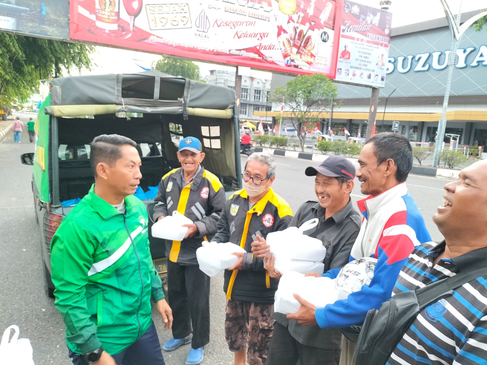 Pangdam IM menyempatkan diri untuk Saling Peduli dengan berbagi makanan pada Jum'at Berkah Kodam IM.