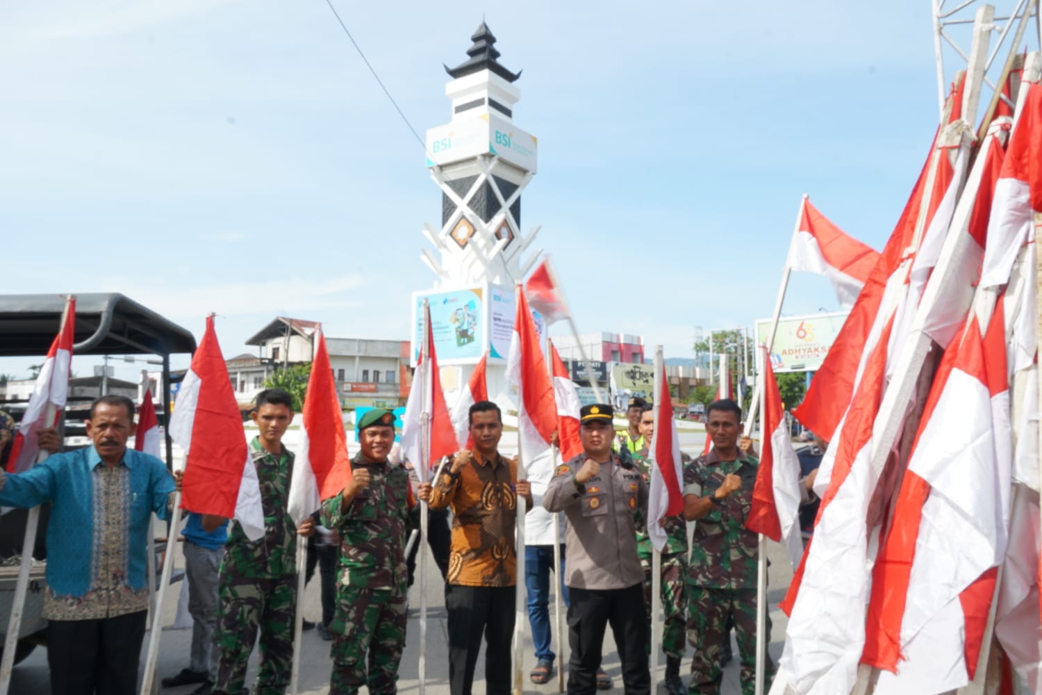 Sambut HUT ke-78 RI, Forkopimcam Ingin Jaya Kibarkan Merah Putih di Bundaran Lambaro dan Jalan Nasional