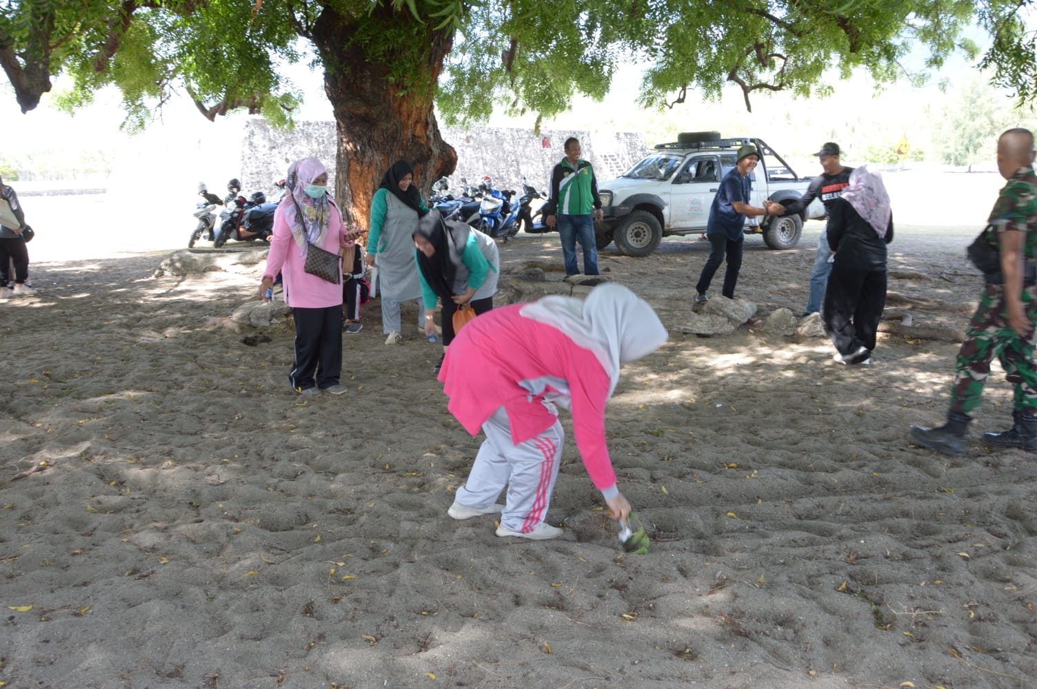 Program 1 Jam Pungut Sampah Berlanjut ke Benteng Indra Patra Ladong