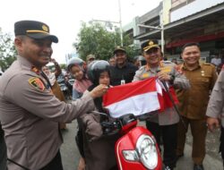 Forkopimda Banda Aceh Bagikan Ribuan Bendera Merah Putih kepada Masyarakat