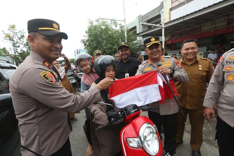 Forkopimda Banda Aceh Bagikan Ribuan Bendera Merah Putih kepada Masyarakat