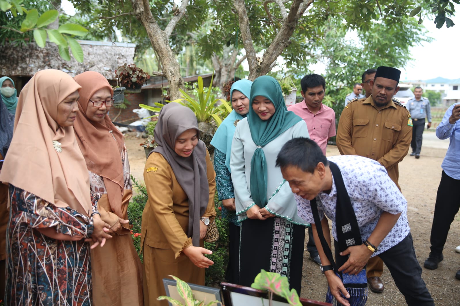 Ketua Dekranasda Aceh Besar Bersama Direktur HAKI Kunjungi Perajin Songket di Gampong Siem