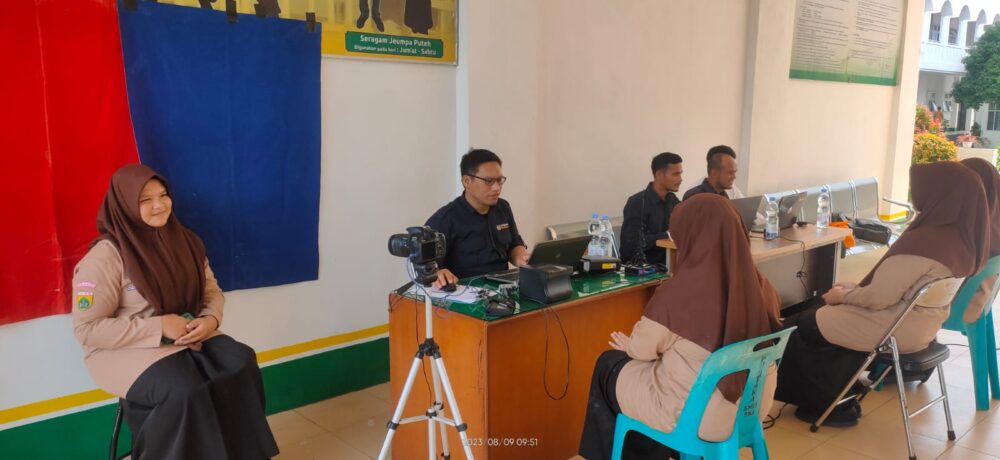 Disdukcapil Rekam KTP Pemula di SMA Negeri 1 Banda Aceh