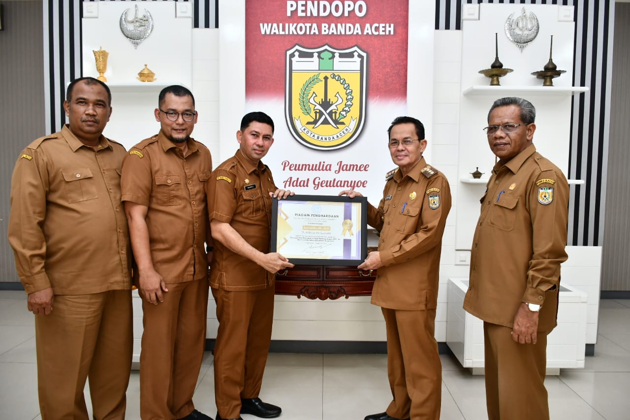 Pj Wali Kota Banda Aceh Terima Penghargaan dari Adinkes