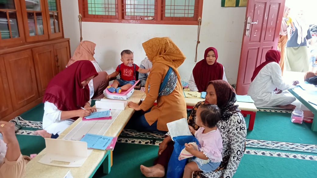 Cegah Stunting, Camat Banda Raya Monitoring Aksi Penimbangan di Posyandu Jeumpa Puteh