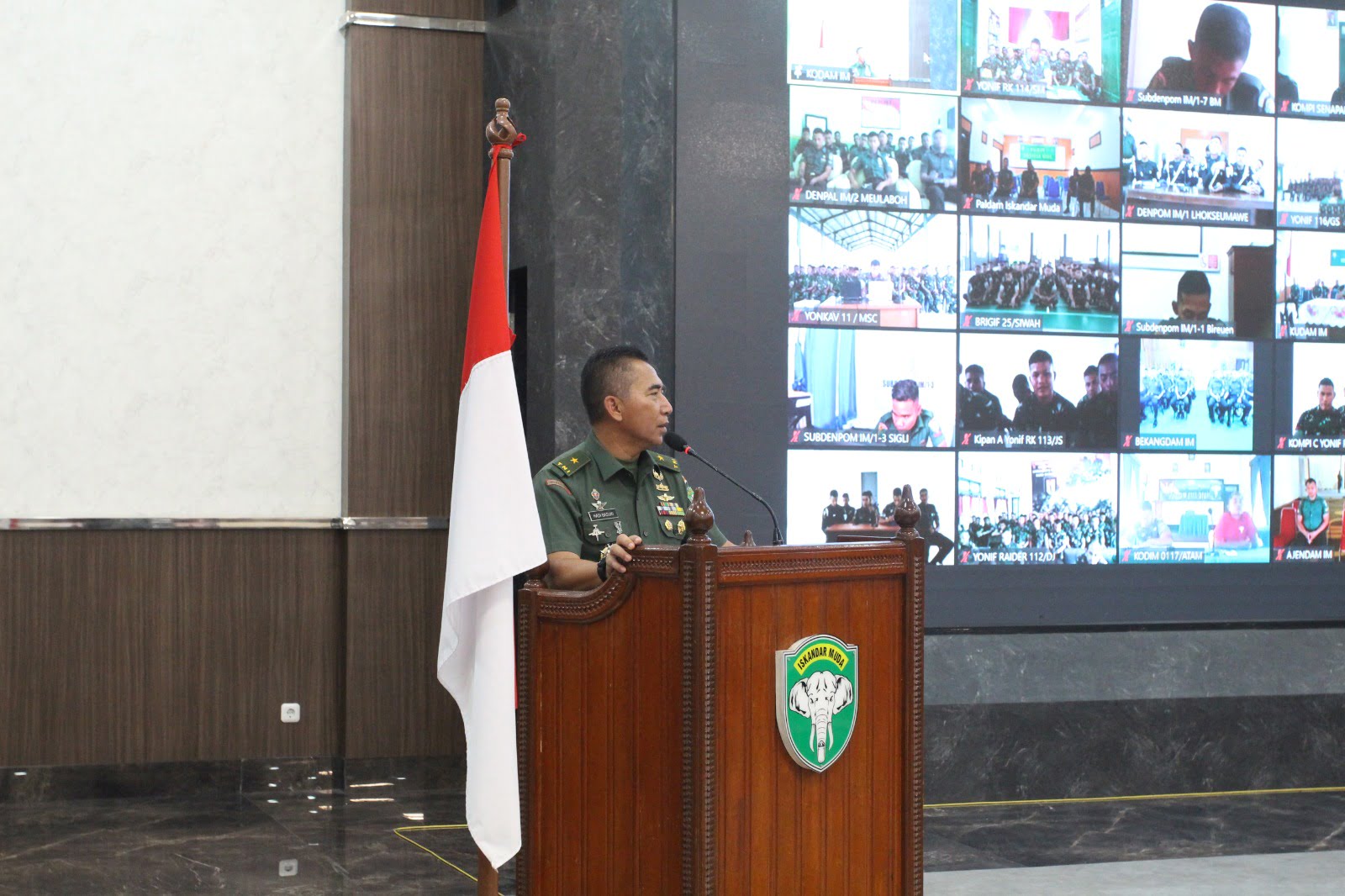 Kasdam IM memberikan pengarahan secara langsung dan Virtual kepada Bintara dan Tamtama lulusan 2021 s.d 2023 di Aula Yudha Gedung Malahayati, Makodam IM.