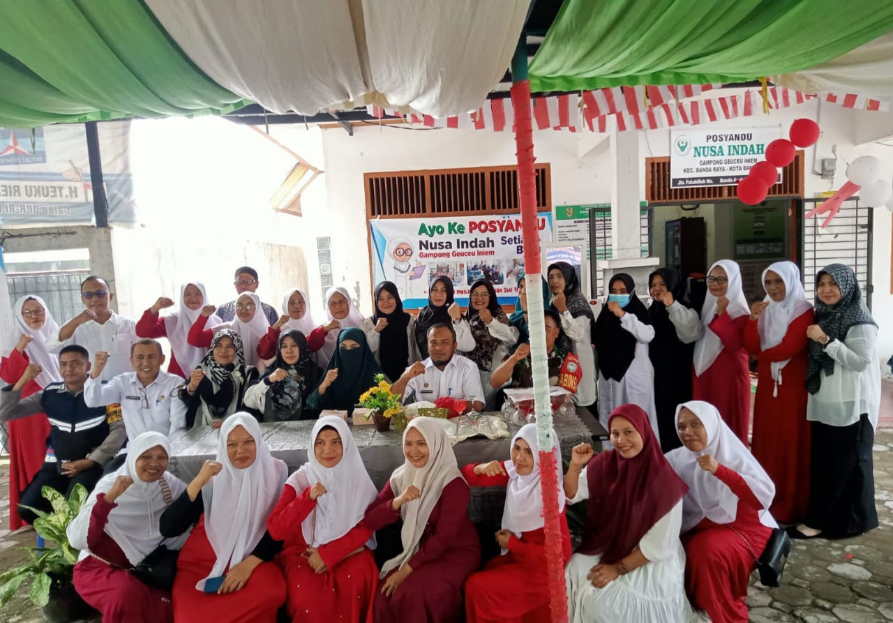 Camat Banda Raya Bersama Ketua TP-PKK Kecamatan Kunjungi Posyandu Geuceu iniem