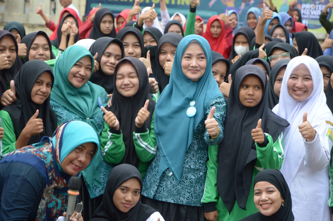 Cut Rezky Dampingi Pj Ketua TP PKK Aceh Kunjungi Gampong Neuheun