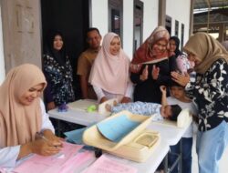 Camat Sukmawati Ikut Penimbangan Balita Di Gampong Cot Mesjid