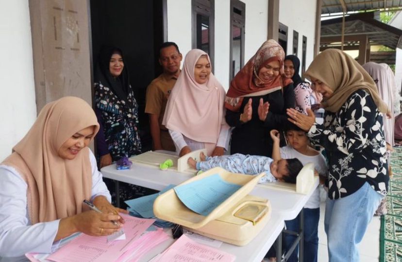 Camat Sukmawati Ikut Penimbangan Balita Di Gampong Cot Mesjid