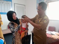 Camat Mustafa Monitor Pelaksanaan Penimbangan Balita di Gampong Alue Deah Teungoh