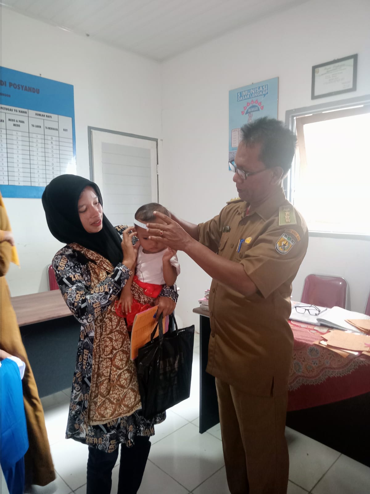 Camat Mustafa Monitor Pelaksanaan Penimbangan Balita di Gampong Alue Deah Teungoh