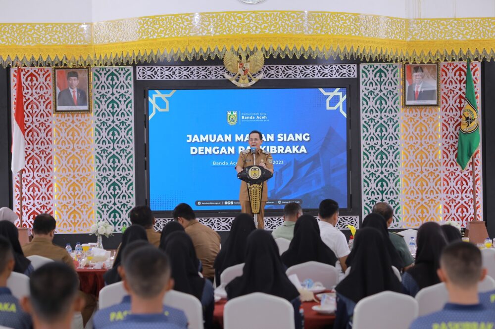 Pj Amiruddin Jamu Para Paskibraka di Pendopo Wali Kota