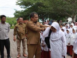 Pj Bupati Aceh Besar Serahkan 229 Paket Bantuan Yayasan Baitul Mal BRILiaN