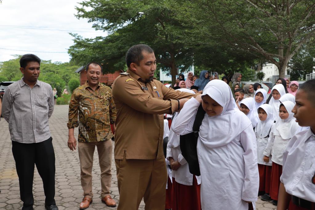 Pj Bupati Aceh Besar Serahkan 229 Paket Bantuan Yayasan Baitul Mal BRILiaN