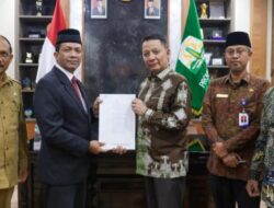 Penjabat Gubernur Serahkan SK Perpanjangan Jabatan Pj Bupati Bireuen dan Abdya