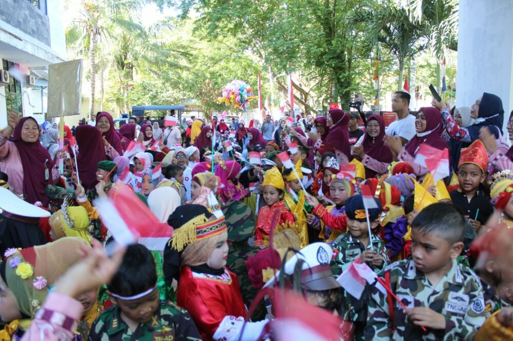 Semarak Kemerdekaan di Pawai Budaya TK PAUD Se Kecamatan Ulee Kareng
