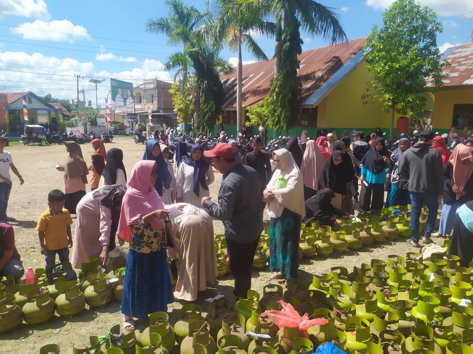 Belum Dimulai, Warga Kuta Baro Padati Antrian Operasi Gas Elpiji 3kg