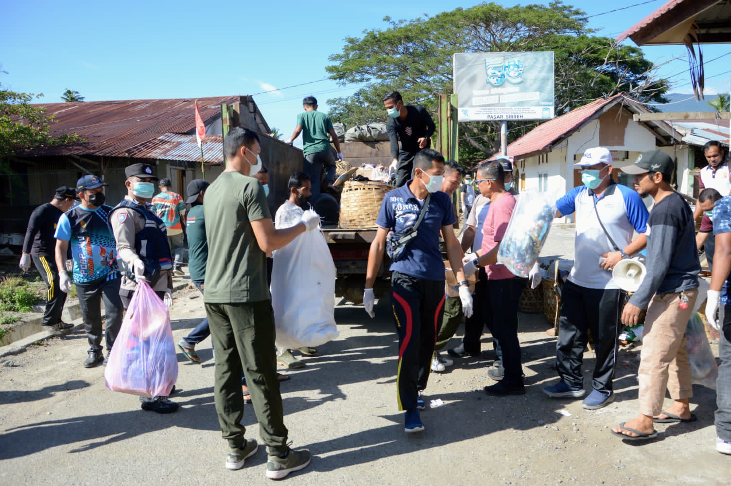 Pemkab Aceh Besar Kembali Lakukan Aksi Satu Jam Pungut Sampah di Pasar Sibreh