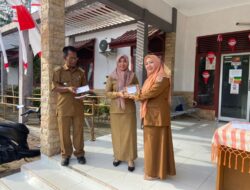 Camat Mustafa Serahkan Hadiah Perlombaan 17 Agustus