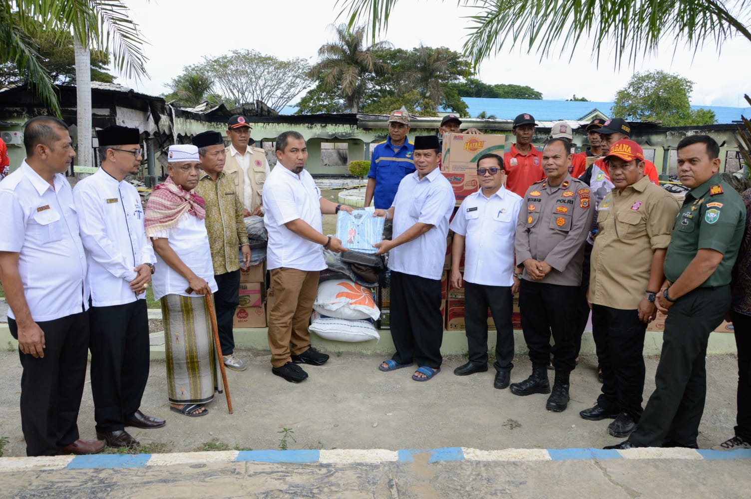 Pj Bupati Aceh Besar Serahkan Bantuan Masa Panik untuk Korban Kebakaran di Ponpes Gontor 8
