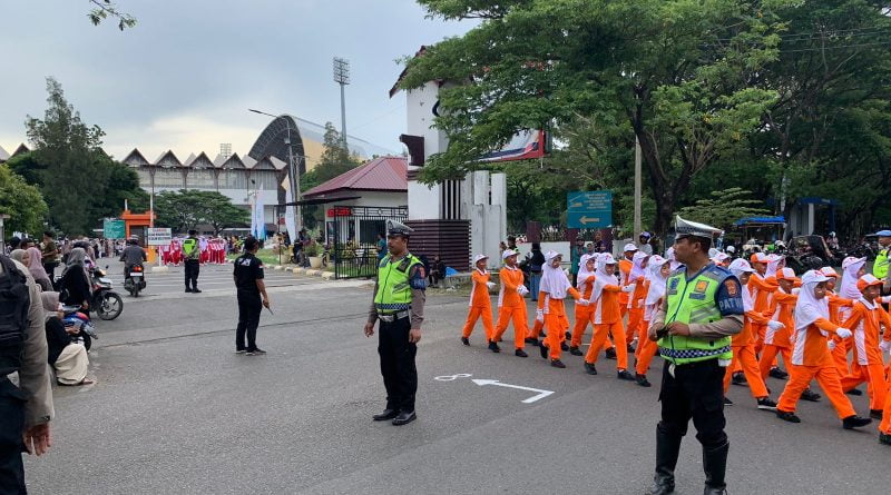 Polantas Polresta Banda Aceh Beri Pelayanan Kepada Peserta Gerak Jalan