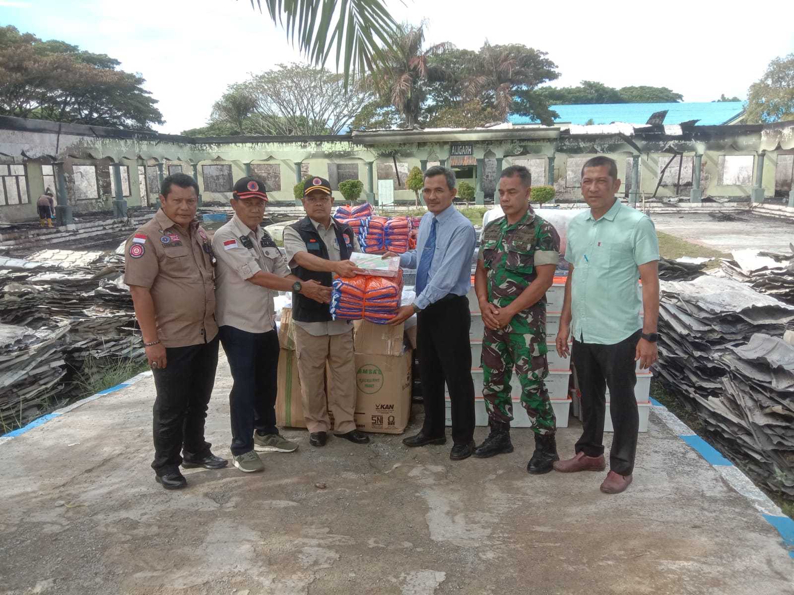 Pemerintah Aceh Serahkan Bantuan Sosial untuk Korban Kebakaran Gontor 8