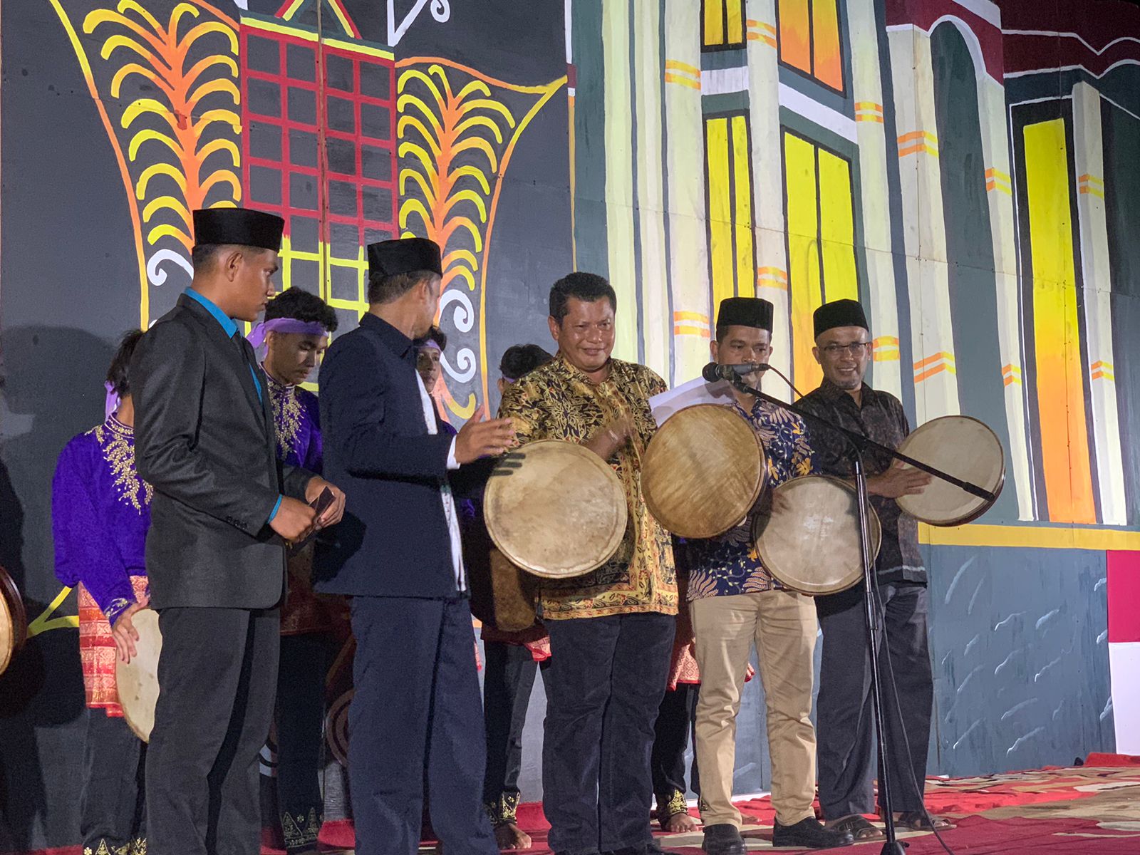 Atas Nama Pj Bupati, Kadinsos Aceh Besar Buka Pagelaran Seni Gembira Pondok Pesantren MSBS