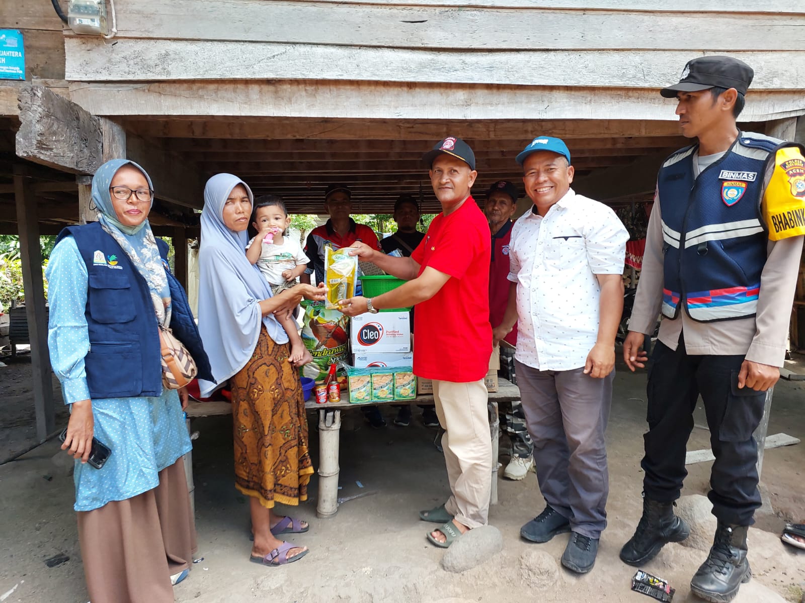 Pemkab Aceh Besar Salurkan Bantuan Masa Panik untuk Korban Kebakaran di Lamteuba