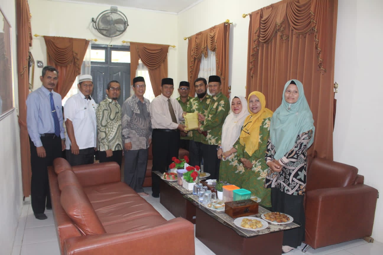 Kunjungi Korban Kebakaran Gontor 8, Kemenag Aceh Besar Serahkan Bantuan