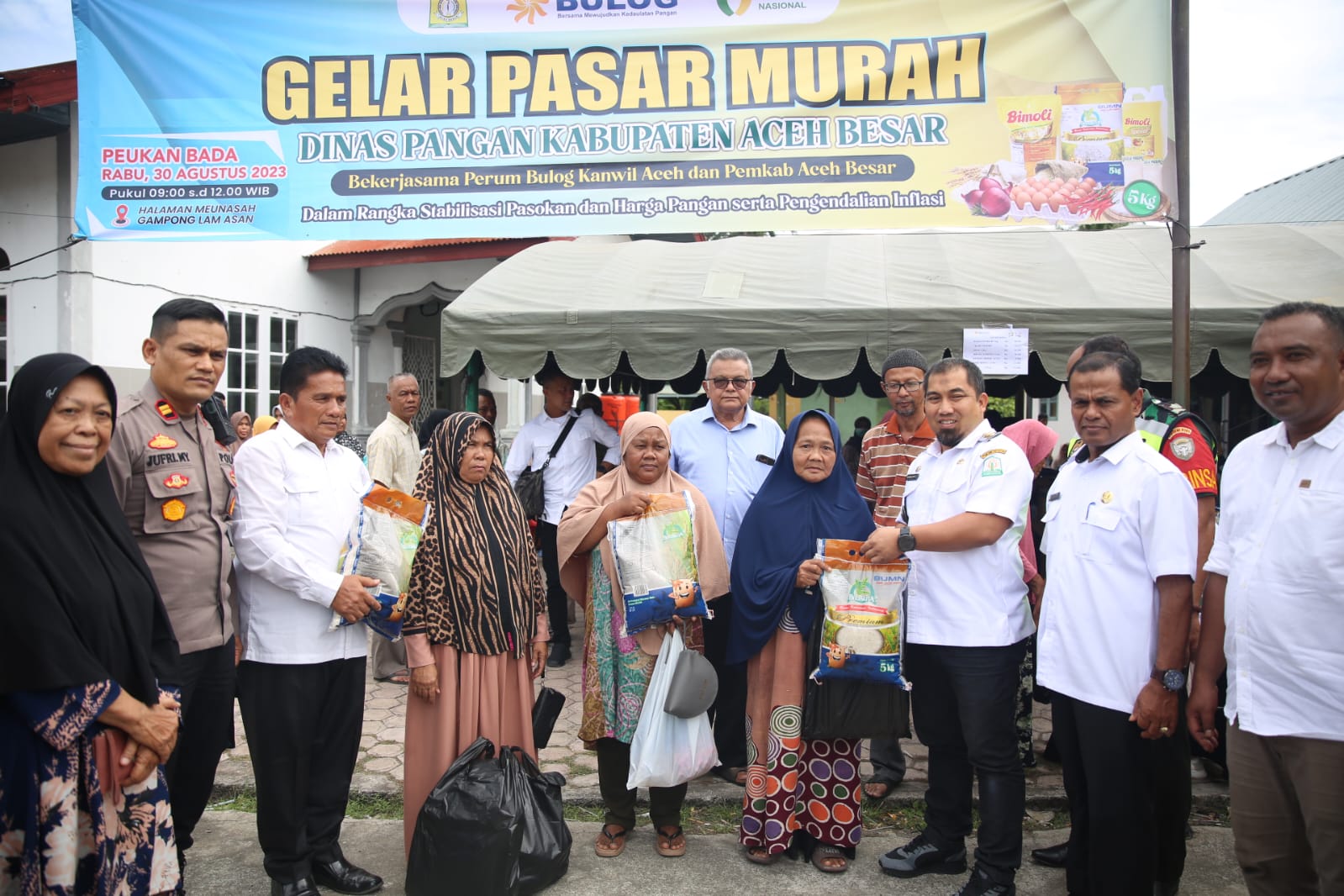 Pj Bupati Aceh Besar Pantau Langsung Pasar Murah Terakhir di Lam Hasan Peukan Bada