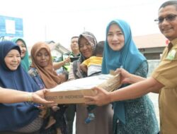 Cegah Stunting, Ayu Marzuki Bagikan 650 Kg Ikan Dencis untuk Warga Gampong Kajhu