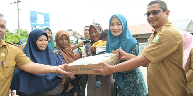 Cegah Stunting, Ayu Marzuki Bagikan 650 Kg Ikan Dencis untuk Warga Gampong Kajhu