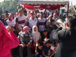 Duduk di Trotoar Jalan, Penjabat Gubernur Saksikan Pawai Karnaval Kemerdekaan Bersama Ribuan Masyarakat Kota Banda Aceh