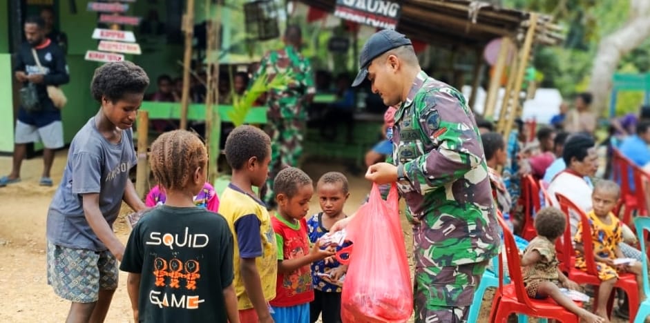 Kegembiraan Anak Anak Pedalaman Boven Digoel Papua Selatan Bertemu Dan Bermain Dengan Anggota Satgas Pamtas RI