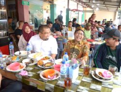 Pj Bupati Aceh Besar Bersama Mendes Makan Siang di Warung Rakyat